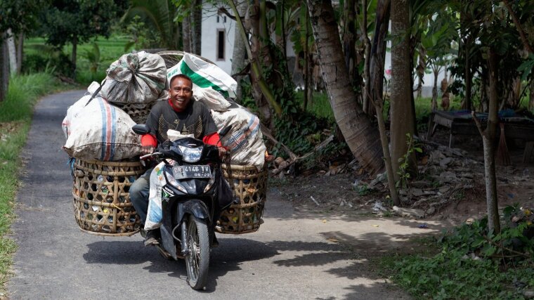 Mann auf vollbeladenem Moped