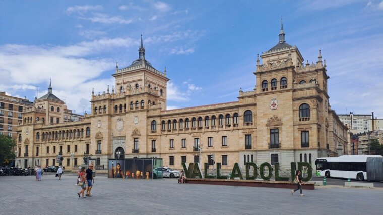 Hier sieht man den Schriftzug Valladolids im Zentrum der Stadt.