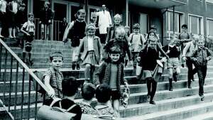 Kinder vor Schulgebäude