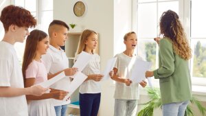 Jugendliche singen vor Chorleiterin