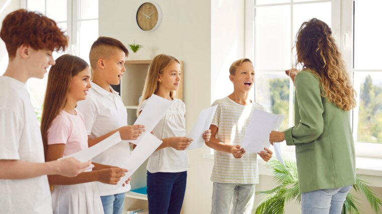 Jugendliche singen vor Chorleiterin